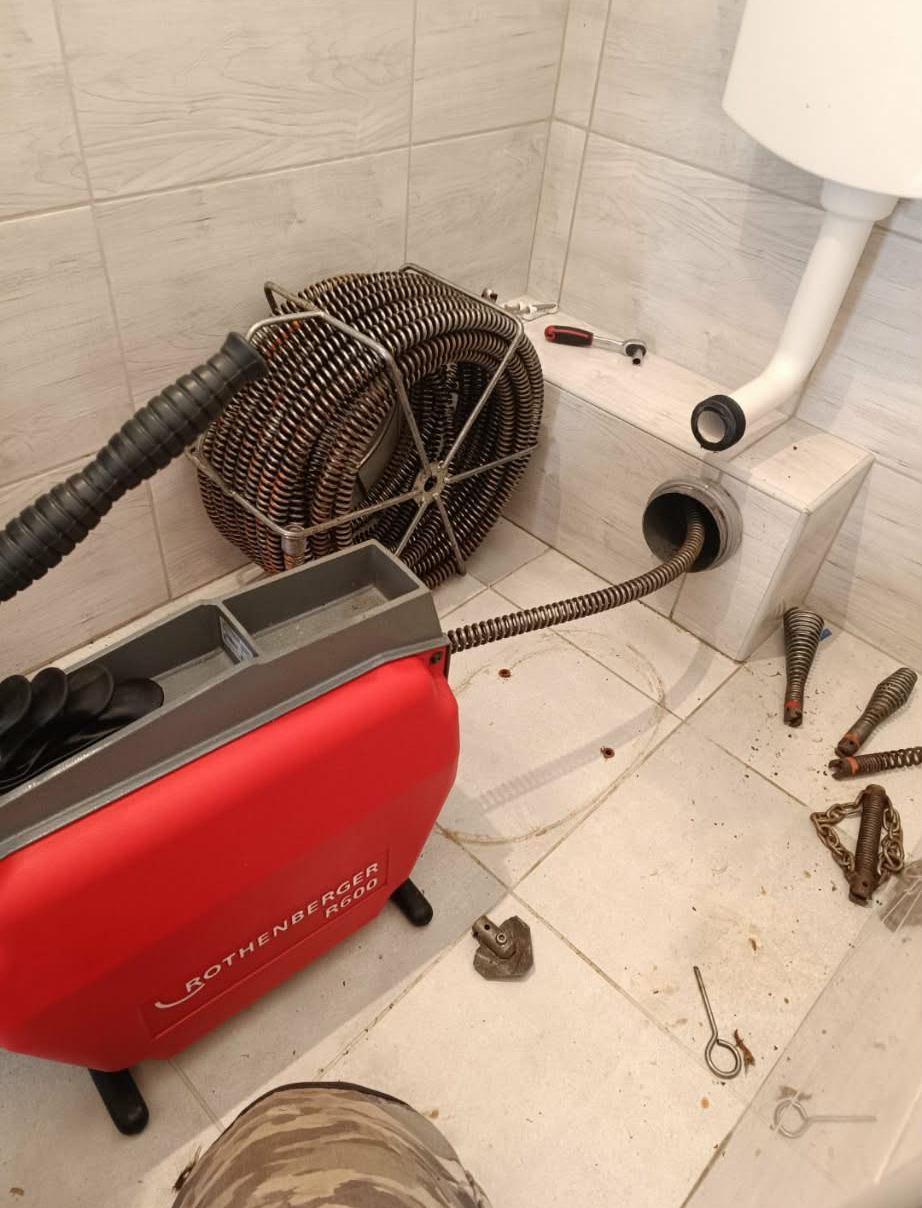 WC és ejtővezeték duguláselhárítása gépi spirállal, valós munkakörnyezetben